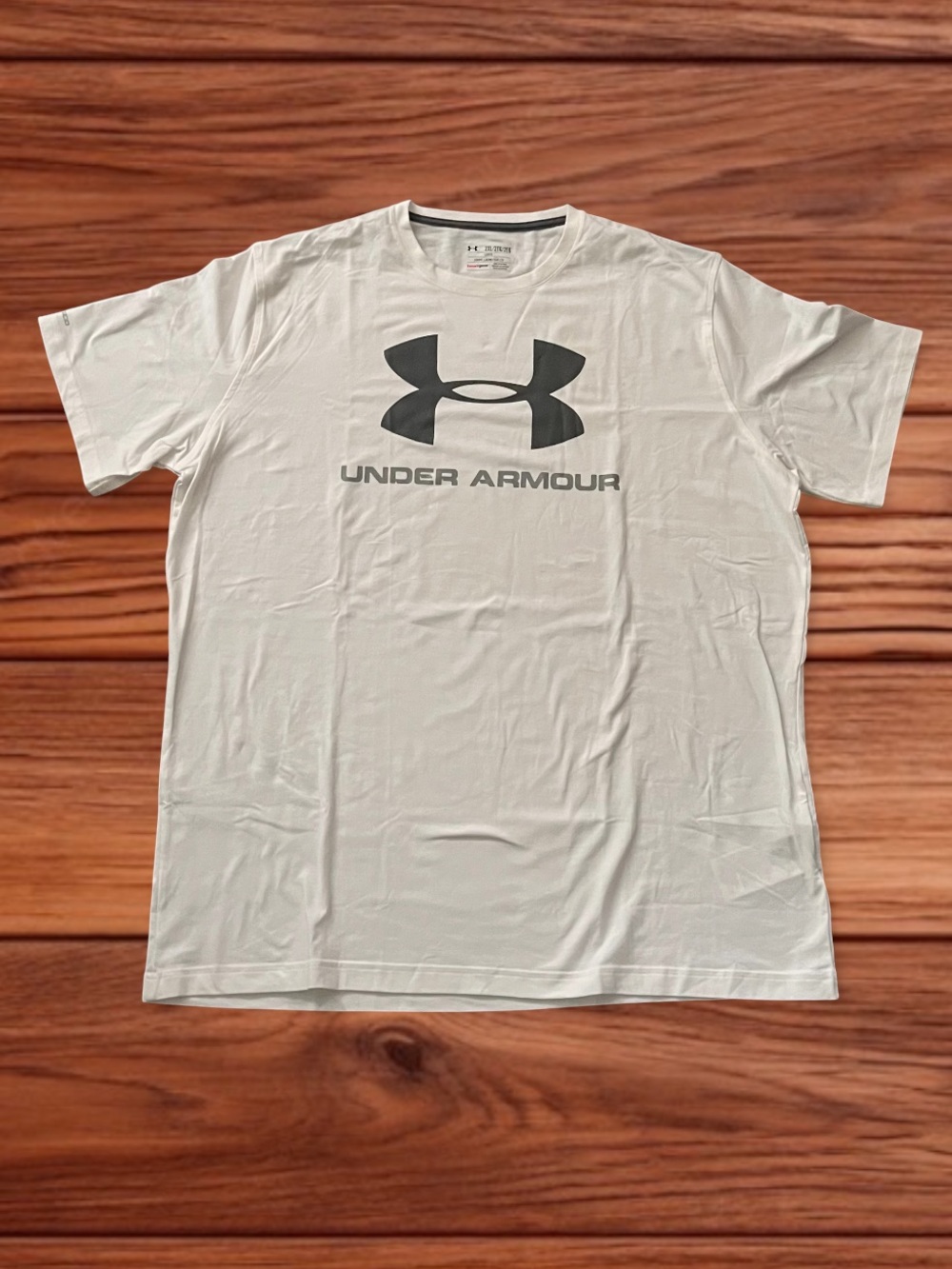 NEW Under Armour HeatGear White Short-Sleeve Logo Tee with Gray Emblem Men’s 2XL